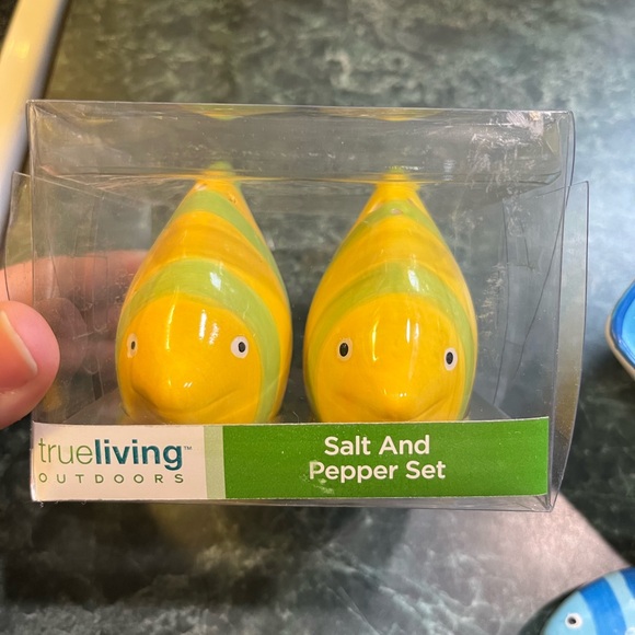 Bundle of 2 items - Fish-Themed Salt and Pepper Set with Bowl and Spreader - Picture 2 of 5